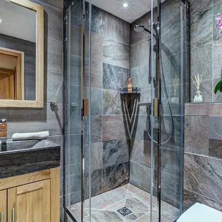 Holliday With 9 Bedrooms, Jacuzzi And Sauna *